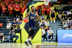 媒体人：广东本场做对的最重要事情 就是提升了弗格的战术地位